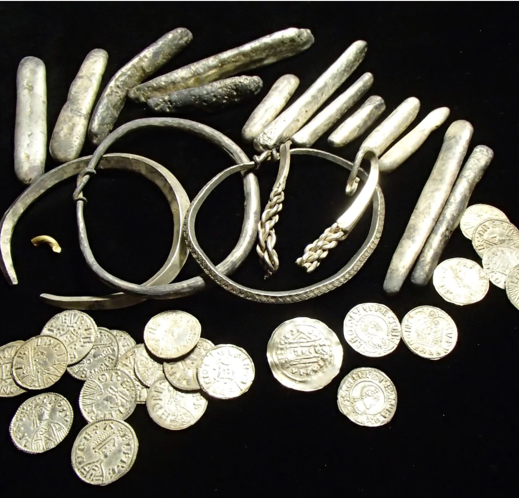 Od roku 1997 bylo Anglii objeveno přes 11 000 zákonem uznaných pokladů detektorem kovů
